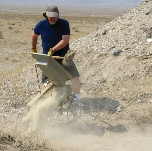 Breaking up dirt clods for drywashing