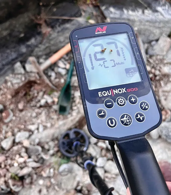Minelab Equinox 900 in trash-heavy ground